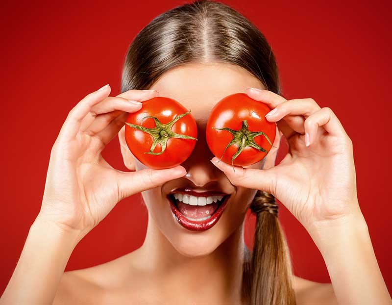 Applying Tomato on Face Overnight